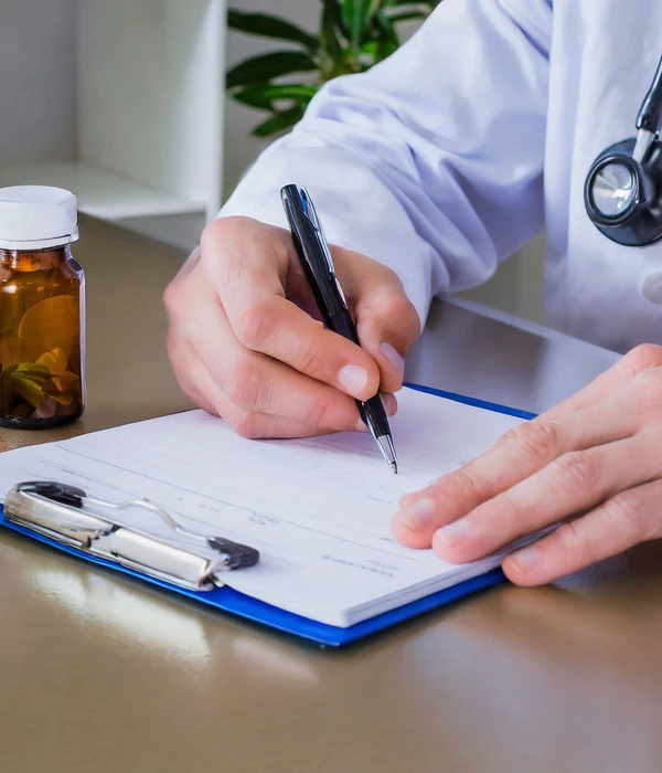 Arts die administratie en medische documentatie regelt.