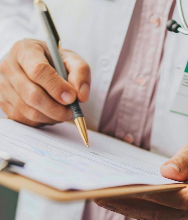 Arts die verslavingssymptomen en criteria vastlegt voor een professionele diagnose.