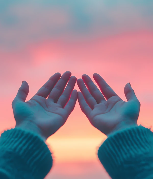 Opgeheven handen naar een hoopvolle hemel, symbool voor het zoeken van hulp en herstel.