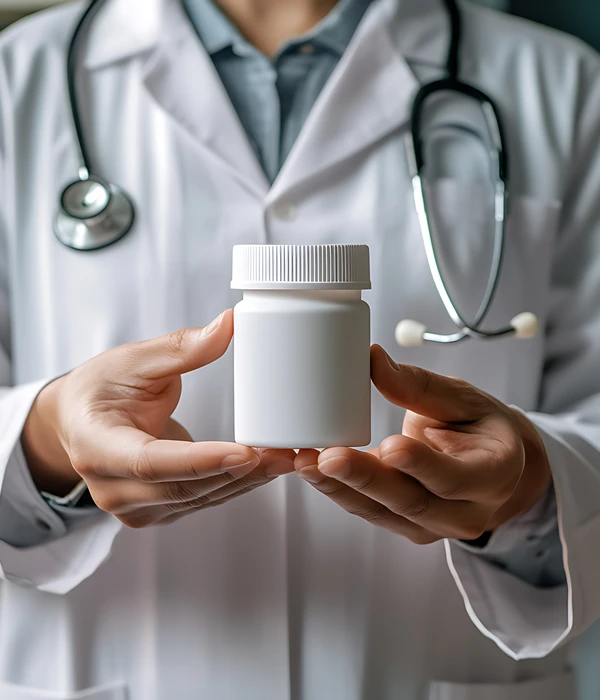 zorgprofessional die een receptflesje vasthoudt